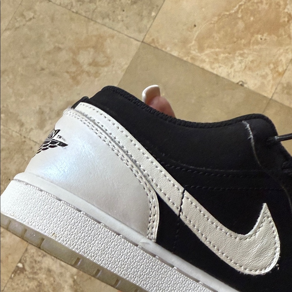 Nike Black and White Low-Top Sneakers - Picture 12 of 12